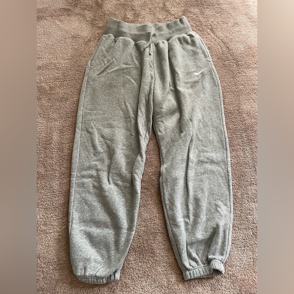 Nike womens light grey oversized sweatpants. Size small. But could fit a medium.